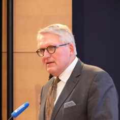 Thomas Sternberg hält vorne am Mikrofon die Laudatio